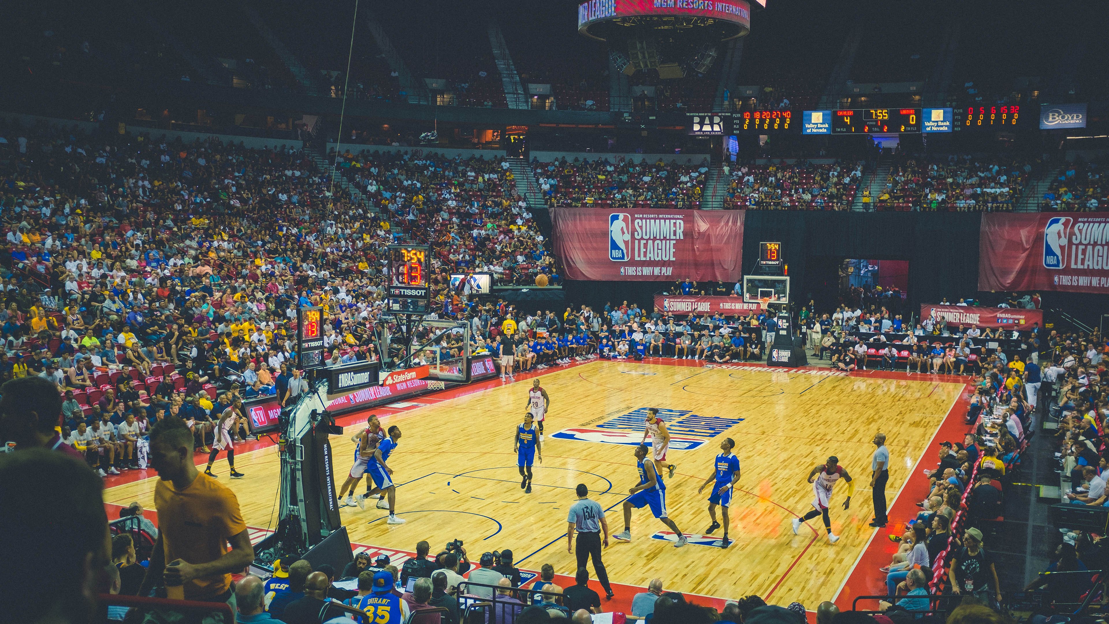 公牛击败勇士，常规赛巅峰对决中德罗赞带伤作战，公牛vs骑士罗斯