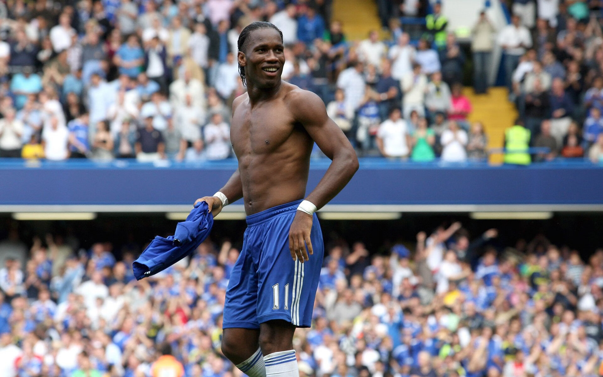 球员在全球杯篮球赛中展现出惊人的技术，篮球全场人员角色